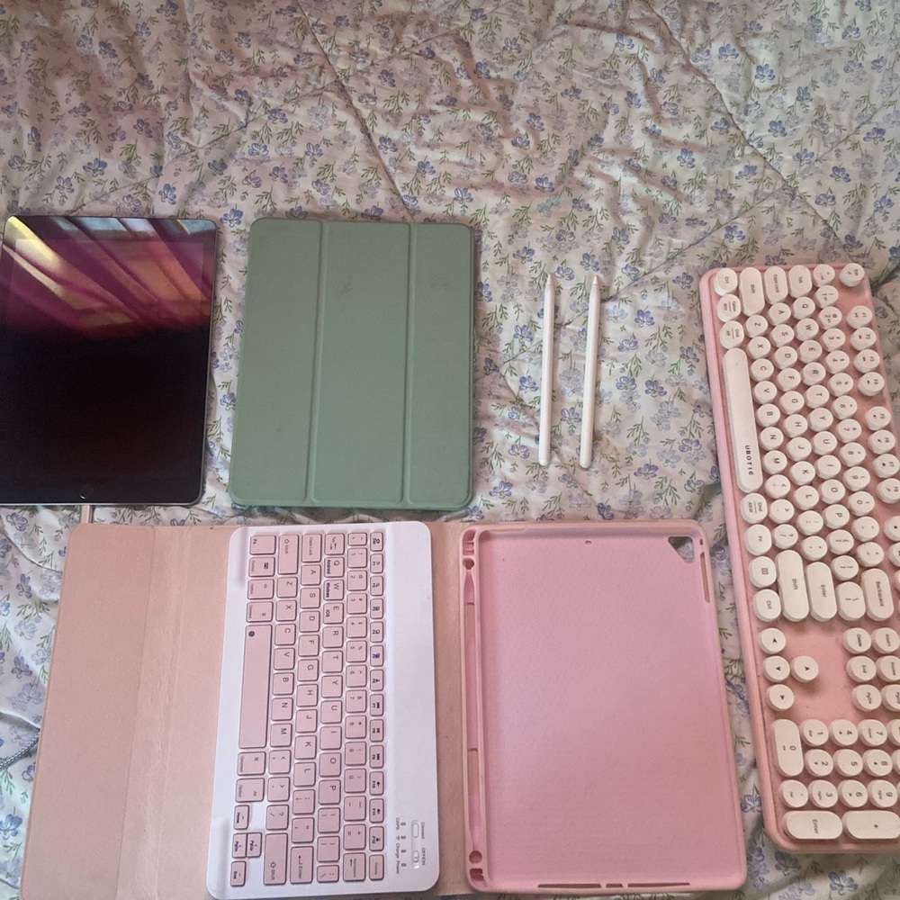 IPad 6(2018) BUNDLE!! COMES WIRH EVERYTHING SHOWN!!